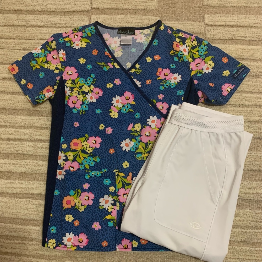 Cherokee & Dickies Scrub Set Top and Pants Floral blue & White XS